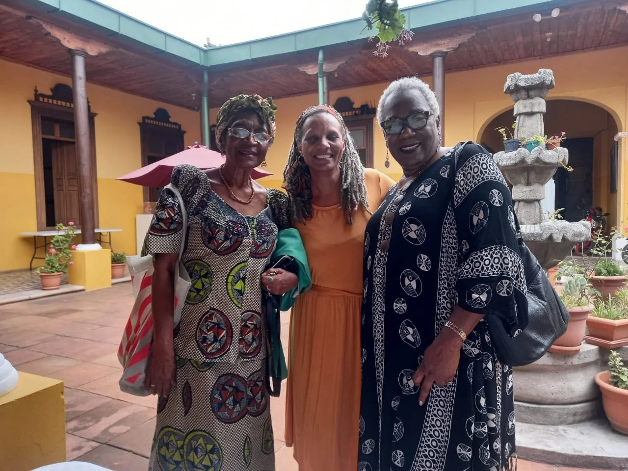  De izquierda a derecha: Hortencia Stock, Iveth Morales y Gloria Rowe durante la presentación del lbro 